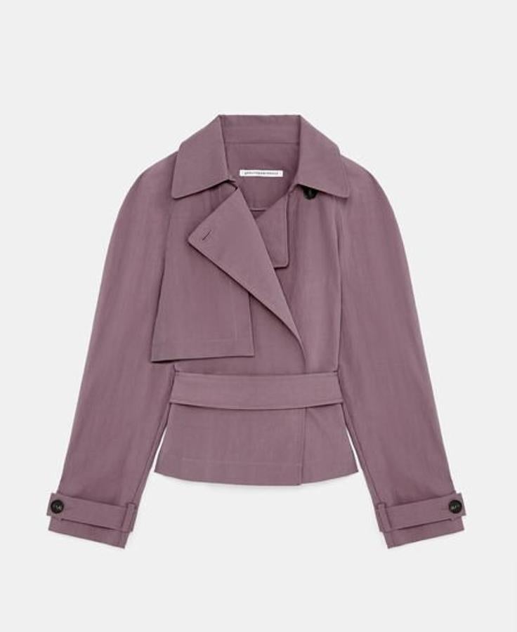 Adolfo Domínguez - Los imprescindibles para la vuelta a la ciudad. Chaqueta-trench con cinturón, de Adolfo Domínguez. La gabardina es la prenda estrella del entretiempo, pero como todavía las temperaturas en la mayor parte del país son demasiado cálidas para llevarla, este diseño en color violeta hará las delicias de las que busquen un resultado similar. Precio: 199€.