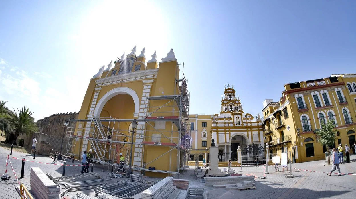 Los andamios ya cubren el Arco de la Macarena para su restauración