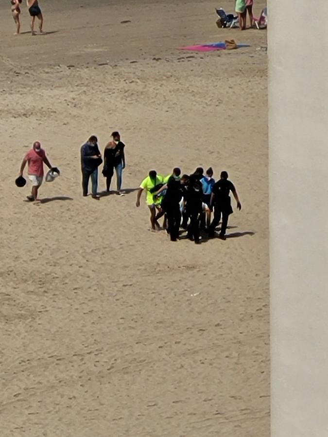 Fotos: Fallece un hombre en la playa Victoria de Cádiz