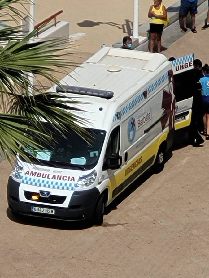 Fotos: Fallece un hombre en la playa Victoria de Cádiz