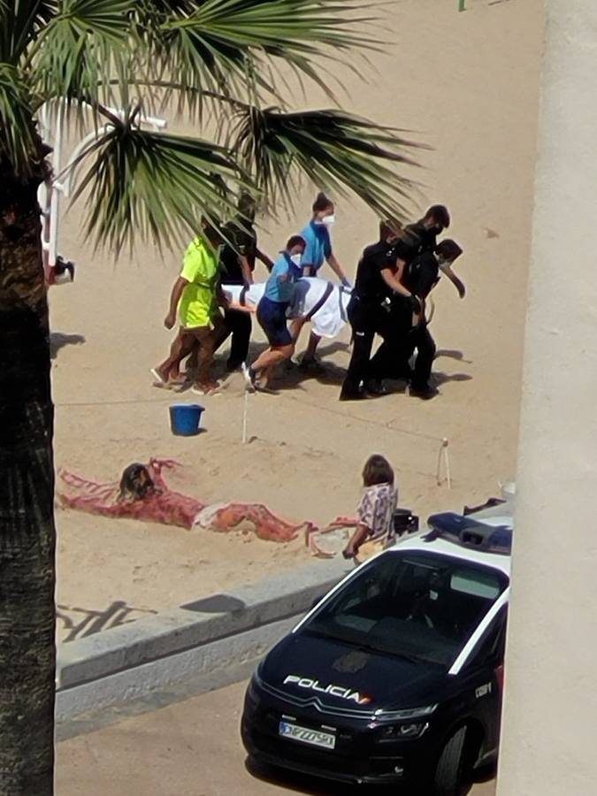 Fotos: Fallece un hombre en la playa Victoria de Cádiz