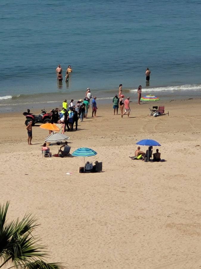 Fotos: Fallece un hombre en la playa Victoria de Cádiz