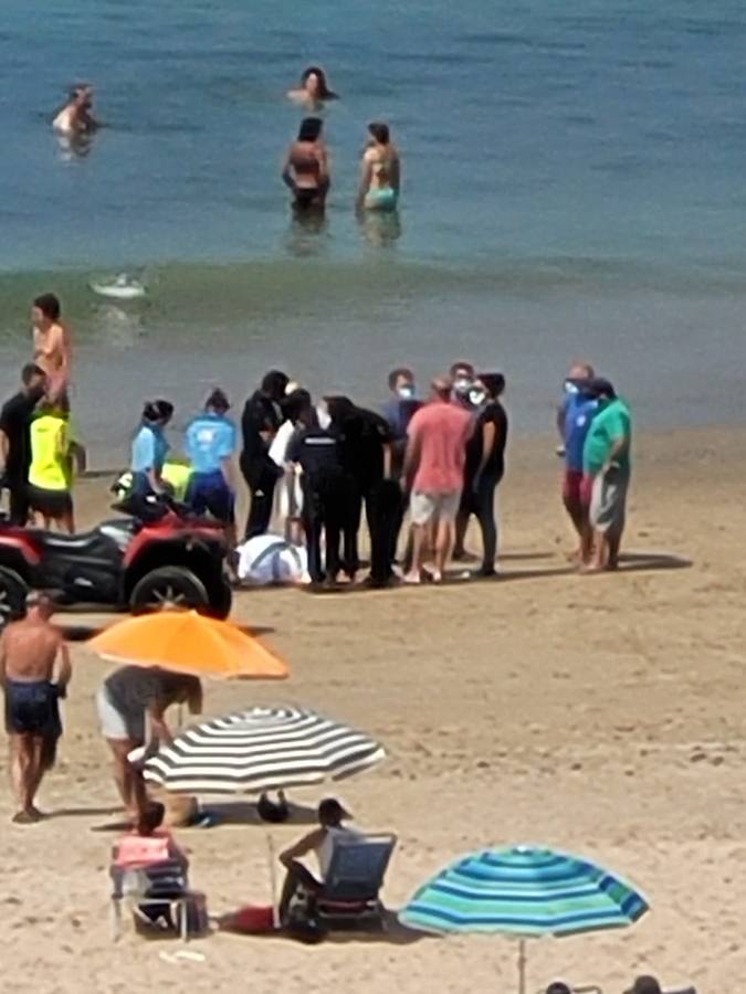 Fotos: Fallece un hombre en la playa Victoria de Cádiz