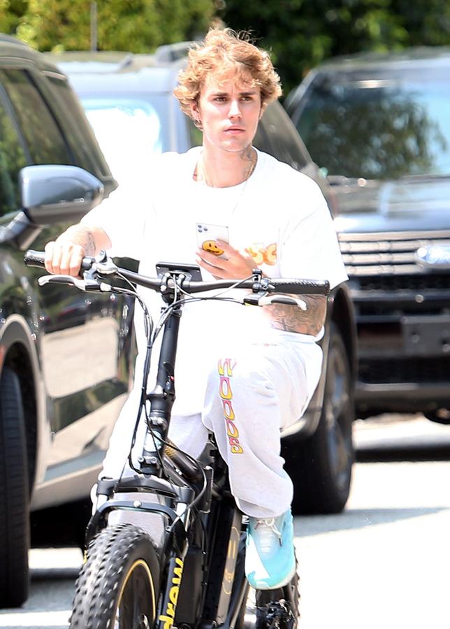 Justin Bieber. El caso del cantante es algo diferente ya que él mismo fue el encargado de realizar la donación. El ítem en sí no era otra cosa que un mechón de su pelo con el que recaudó 32.700 dólares que donó a la fundación Ellen Degeneres.