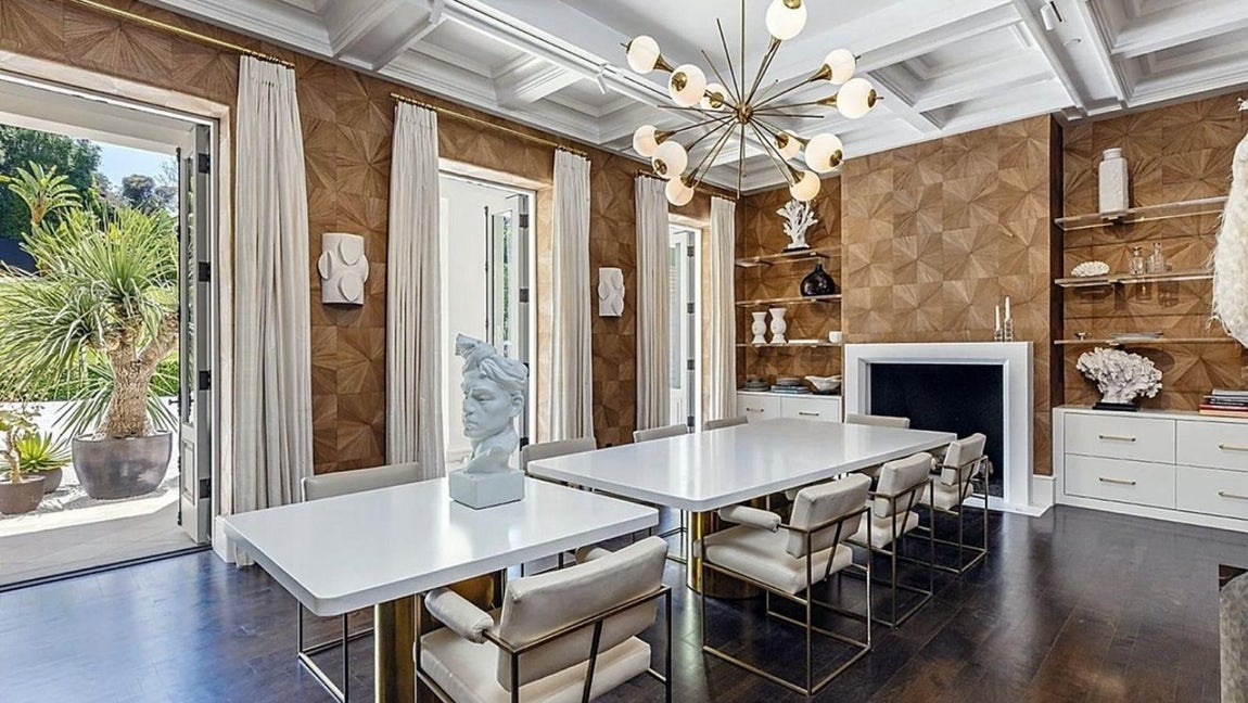 La nueva mansión de 70 millones de The Weeknd. La decoración toma como referencia el estilo de las antiguas construcciones italianas, en donde no falta el mármol, el estuco y todo tipo de obras de arte en cada una de las estancias.