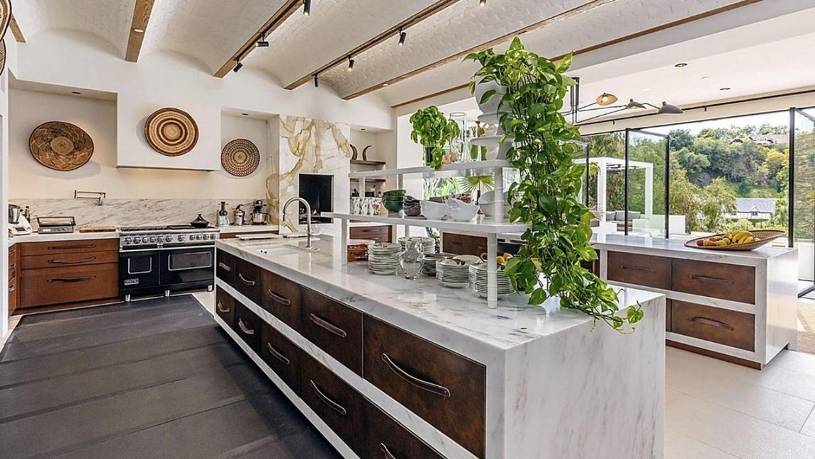 La nueva mansión de 70 millones de The Weeknd. La cocina posee dos islas y grandes ventanales y comunica con el comedor y el jardín. Cabe destacar que la propiedad tiene nueve dormitorios de tipo suite con baño propio y apartamento de invitados.