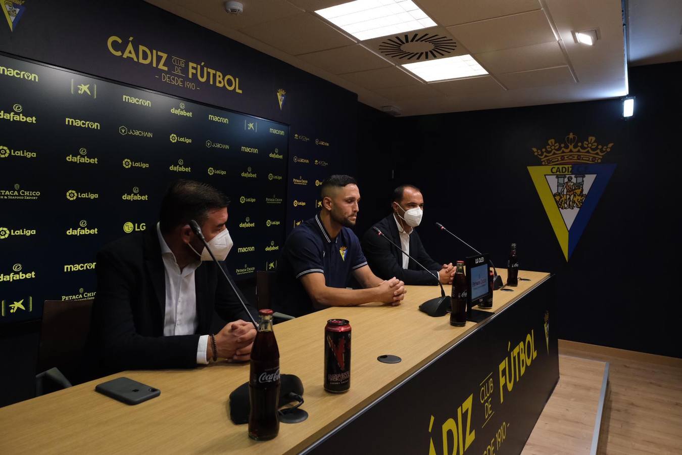 Fotos: Andone ya se viste de amarillo