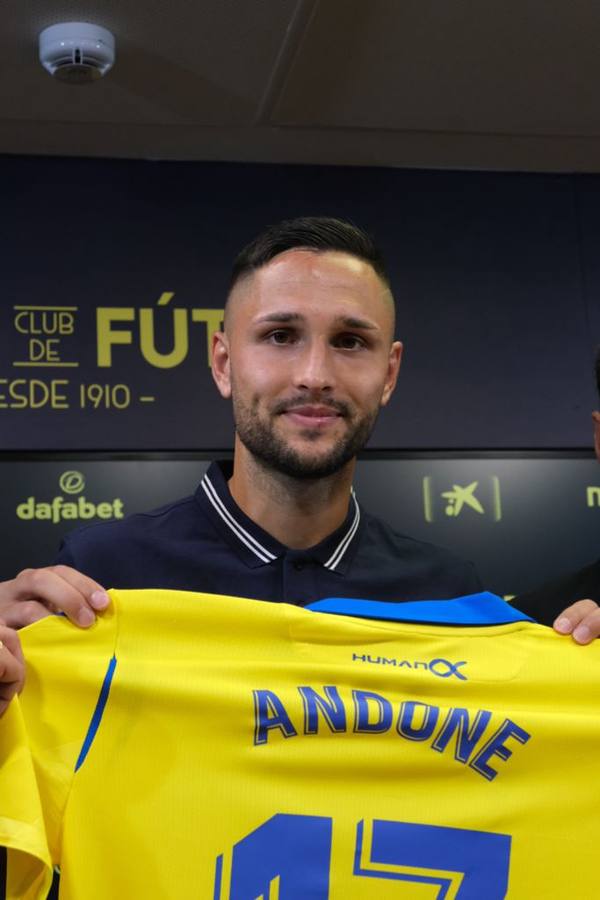 Fotos: Andone ya se viste de amarillo