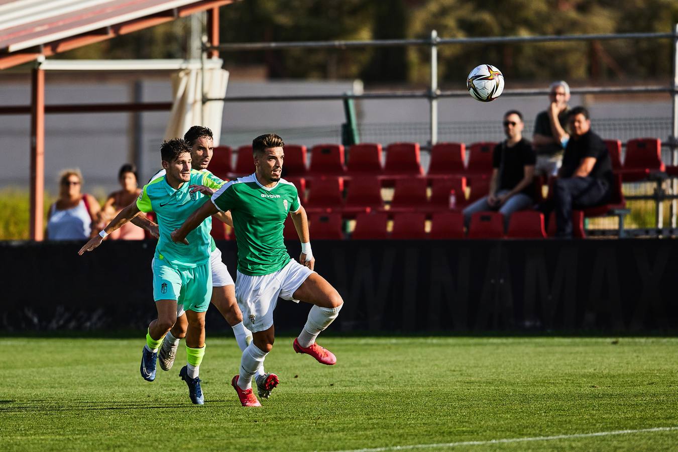 El partido entre el Recreativo Granada y el Córdoba CF, en imágenes