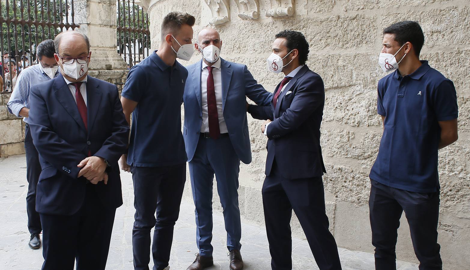 Ofrenda floral del Sevilla FC a la Virgen de los Reyes