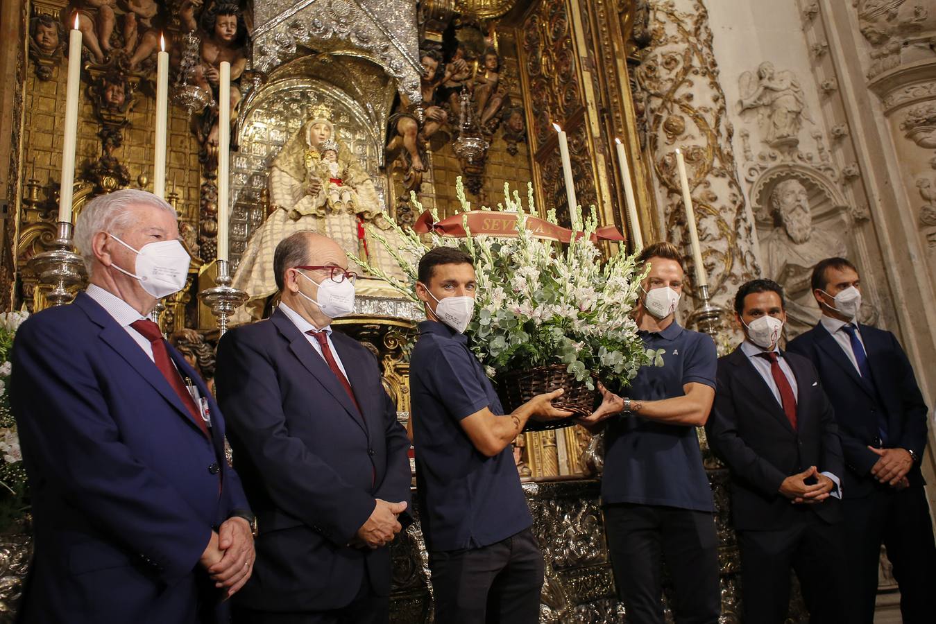 Ofrenda floral del Sevilla FC a la Virgen de los Reyes