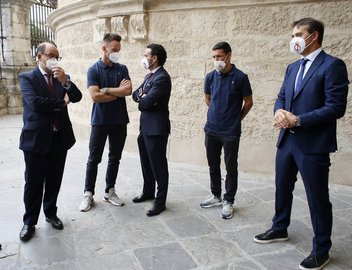 Ofrenda floral del Sevilla FC a la Virgen de los Reyes