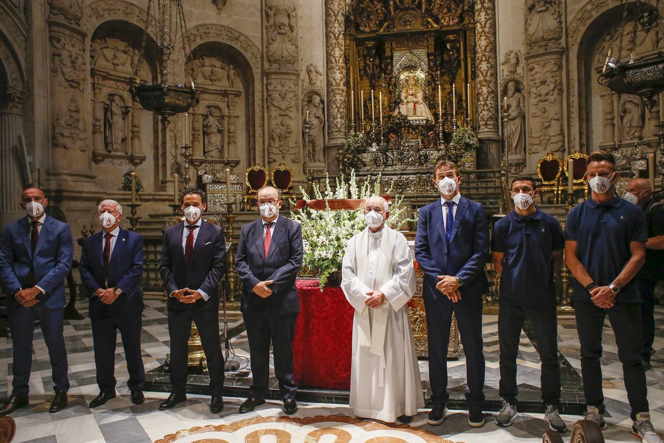 Ofrenda floral del Sevilla FC a la Virgen de los Reyes