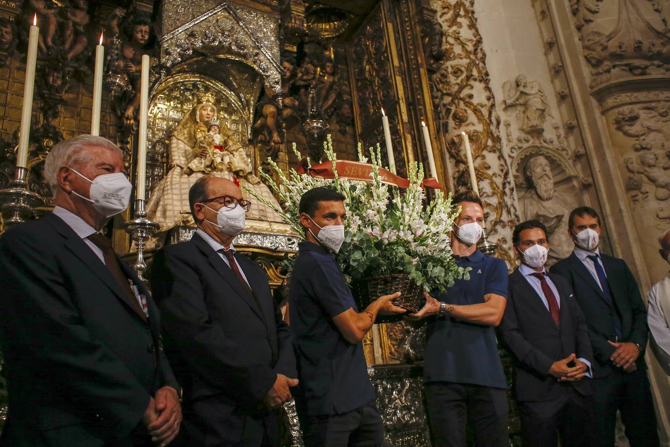 Ofrenda floral del Sevilla FC a la Virgen de los Reyes