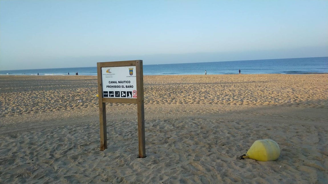 Fotos: Vandalismo en la playa de La Barrosa en Chiclana