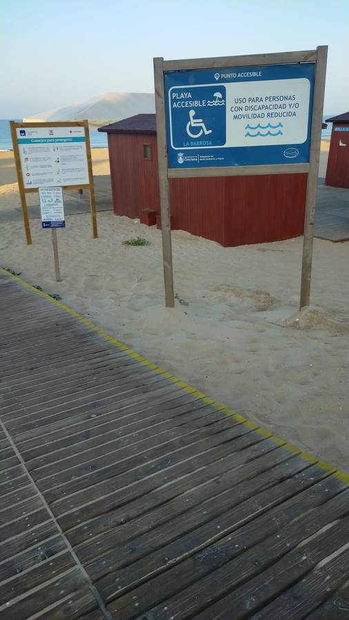 Fotos: Vandalismo en la playa de La Barrosa en Chiclana