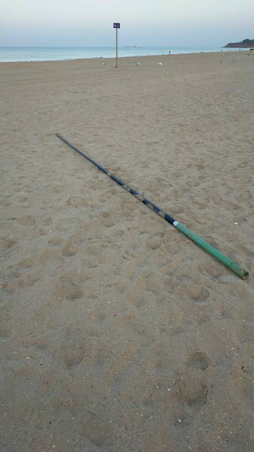 Denuncian actos vandálicos en la playa de La Barrosa, en Chiclana