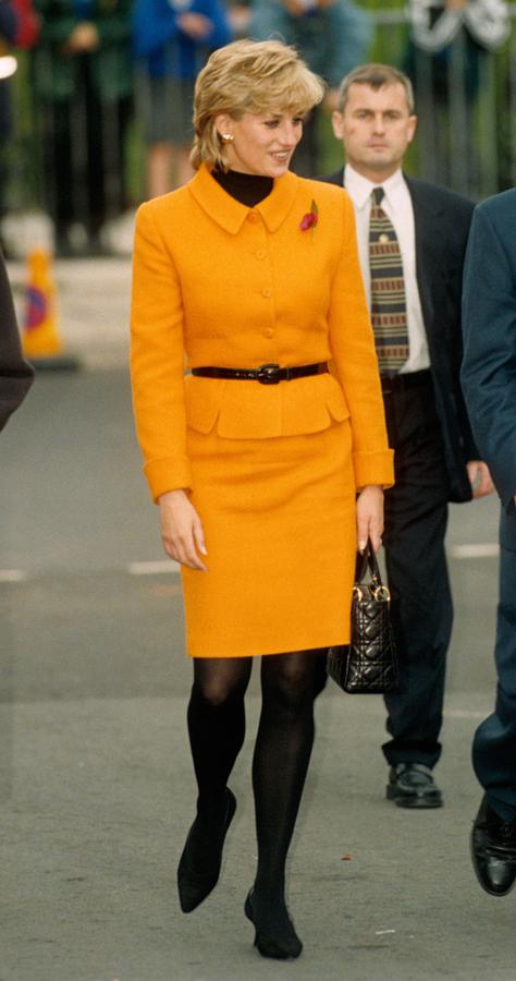 1995 - Los looks más icónicos de Lady Di. Dior era una de sus firmas favoritas, tanto es así que la Maison bautizó el bolso 'Lady Dior' en su honor. La pieza fue un regalo que le hicieron en 1995 y al ver que se convirtió en uno de sus favoritos decidieron renombrarlo como homenaje tras su fallecimiento.