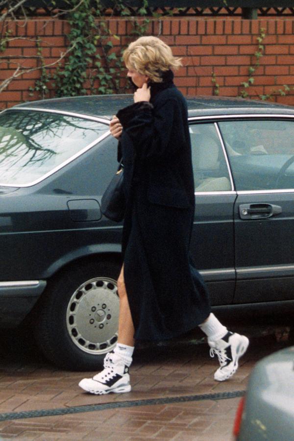 1995 - Los looks más icónicos de Lady Di. Otro de los combos deportivos que más triunfan cuando caen las temperaturas, la combinación de abrigo con leggings y zapatillas, figuraba entre sus favoritos.