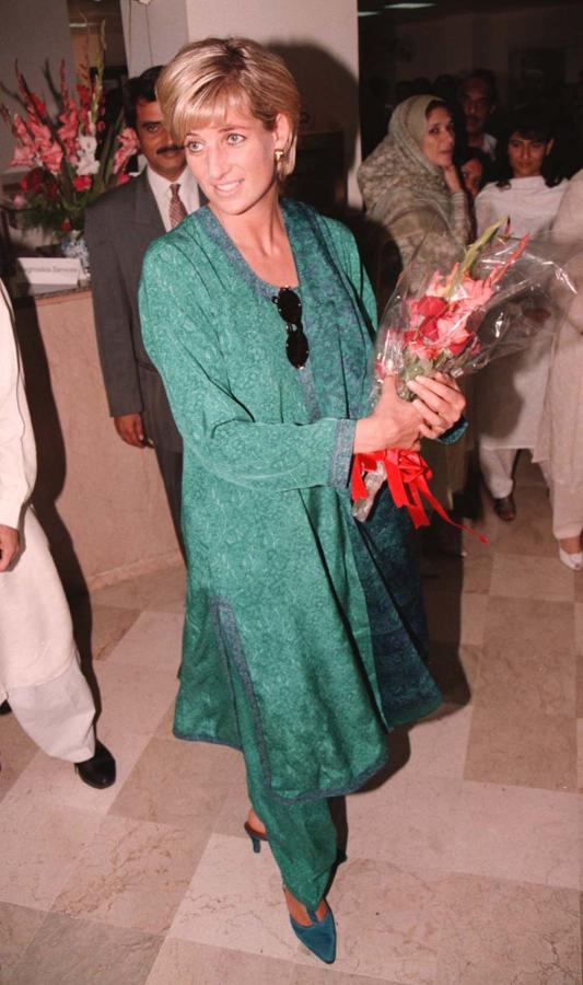 1997- Los looks más icónicos de Lady Di. Incluso cuando tomaba como inspiración otras culturas en sus viajes oficiales, sabía adaptarlas a su estilo dando la sensación de que era toda una experta a la hora de lucirlas. Los tonos esmeralda a juego con sus ojos figuraba entre sus colores favoritos, independientemente de la época del año que fuera.
