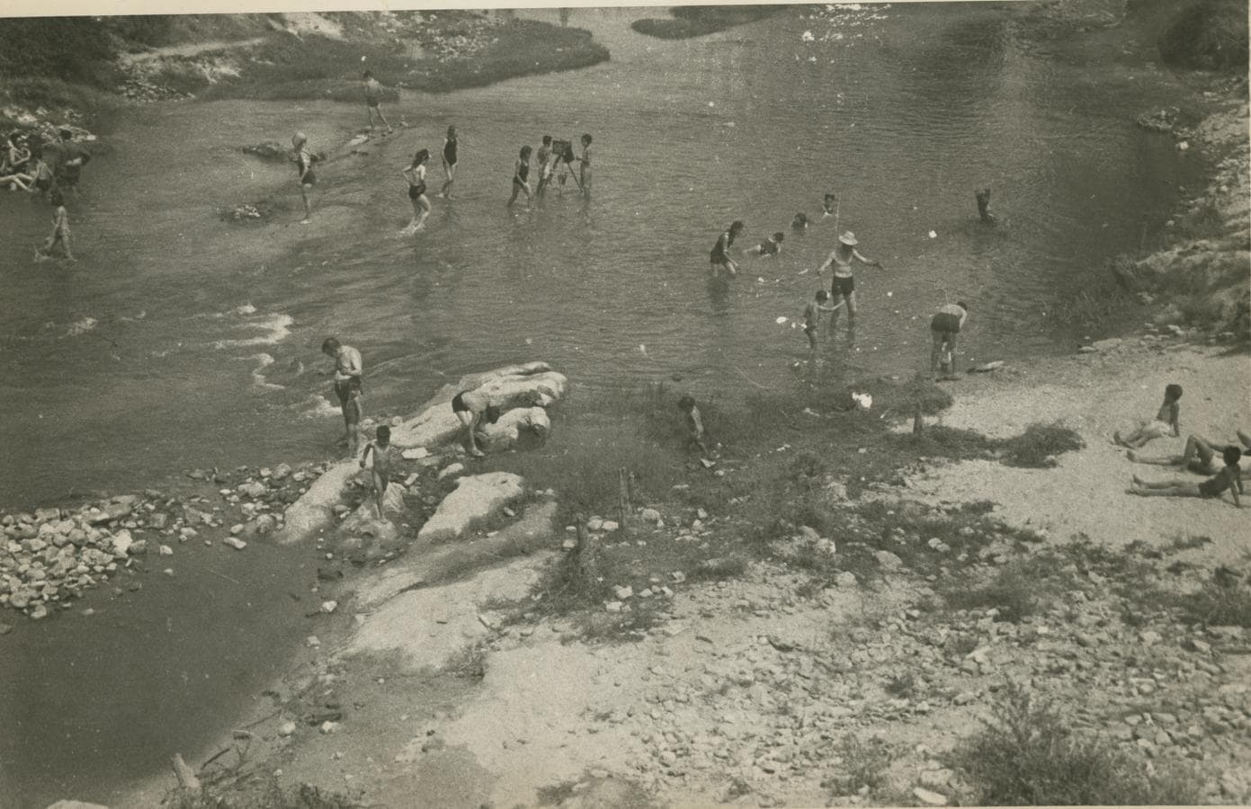 3.. Madrid, julio de 1948. Los madrileños pasan los domingos de verano refrescándose en el río, cerca del puente de San Fernando.