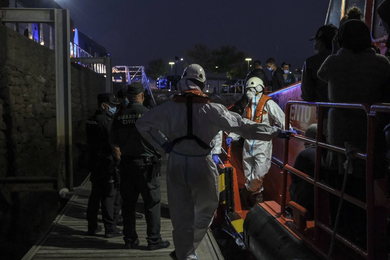 Fotos: Salvamento Marítimo traslada a unos 90 migrantes a Puerto América