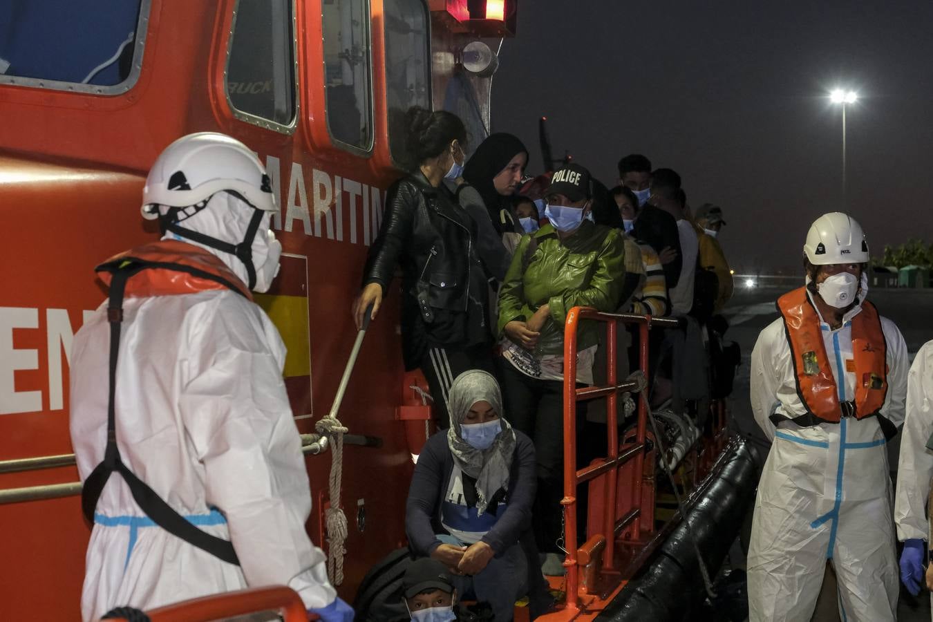 Fotos: Salvamento Marítimo traslada a unos 90 migrantes a Puerto América