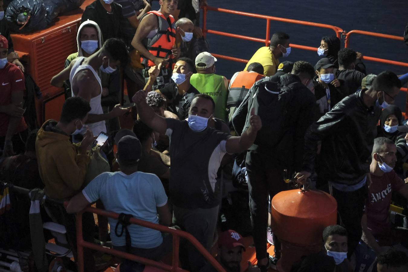 Fotos: Salvamento Marítimo traslada a unos 90 migrantes a Puerto América