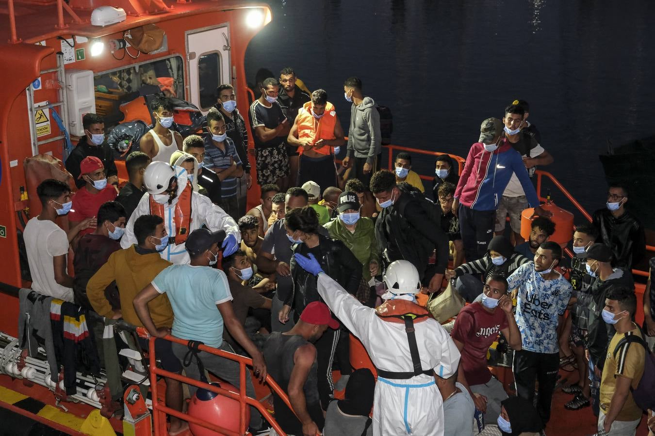 Fotos: Salvamento Marítimo traslada a unos 90 migrantes a Puerto América