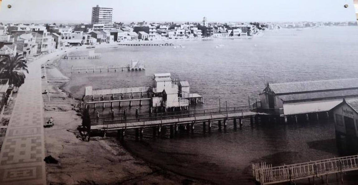 Pasarelas de balnearios en Los Alcázares en los años 70. 
