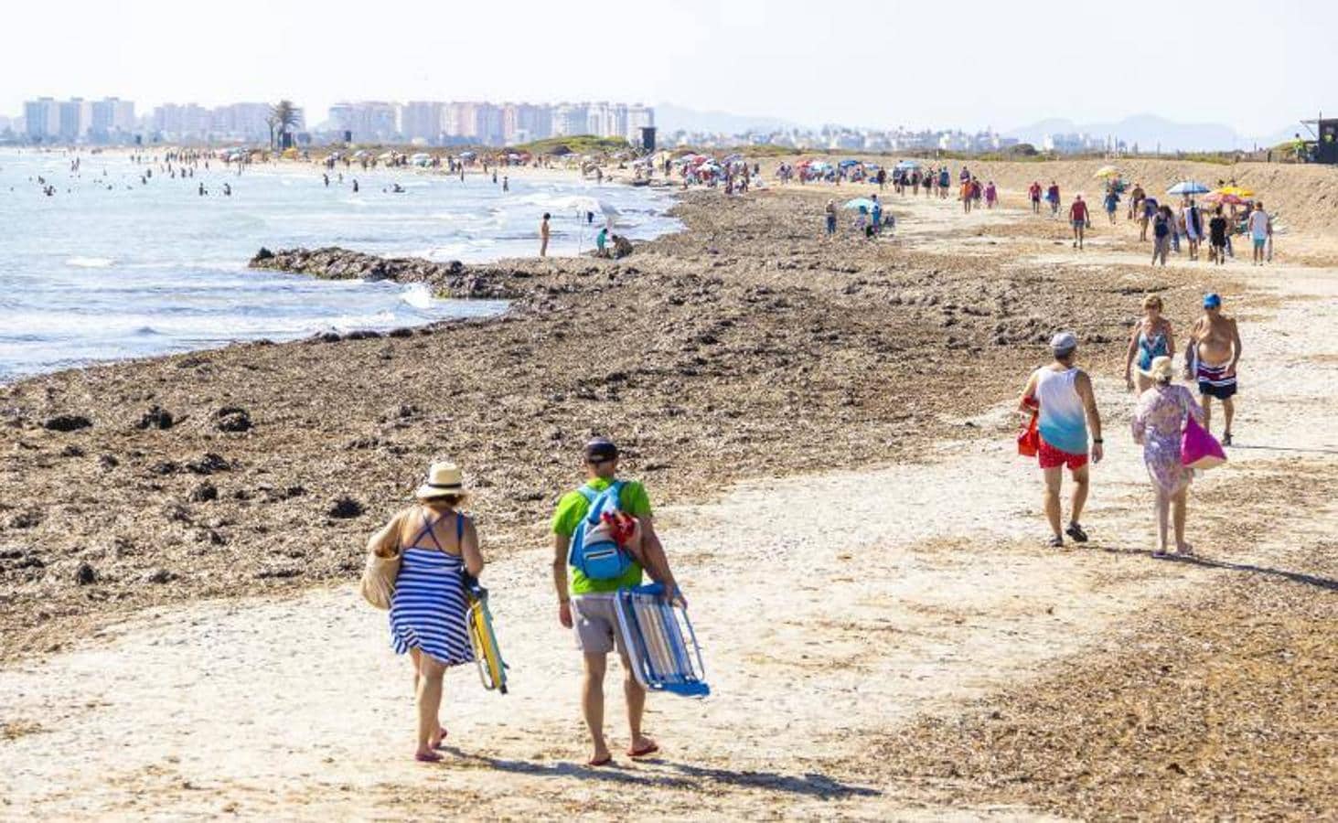 Turistas acceden a pie a las playas de La Llana, parque regional protegido donde no se autorizó construir. 