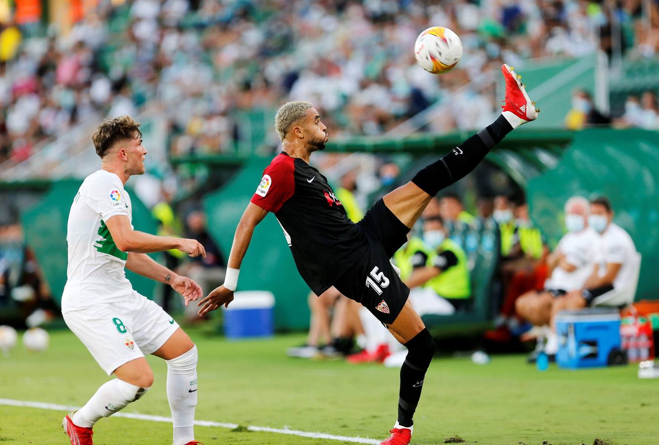 Partido entre el Elche y el Sevilla disputado en el Martínez Valero