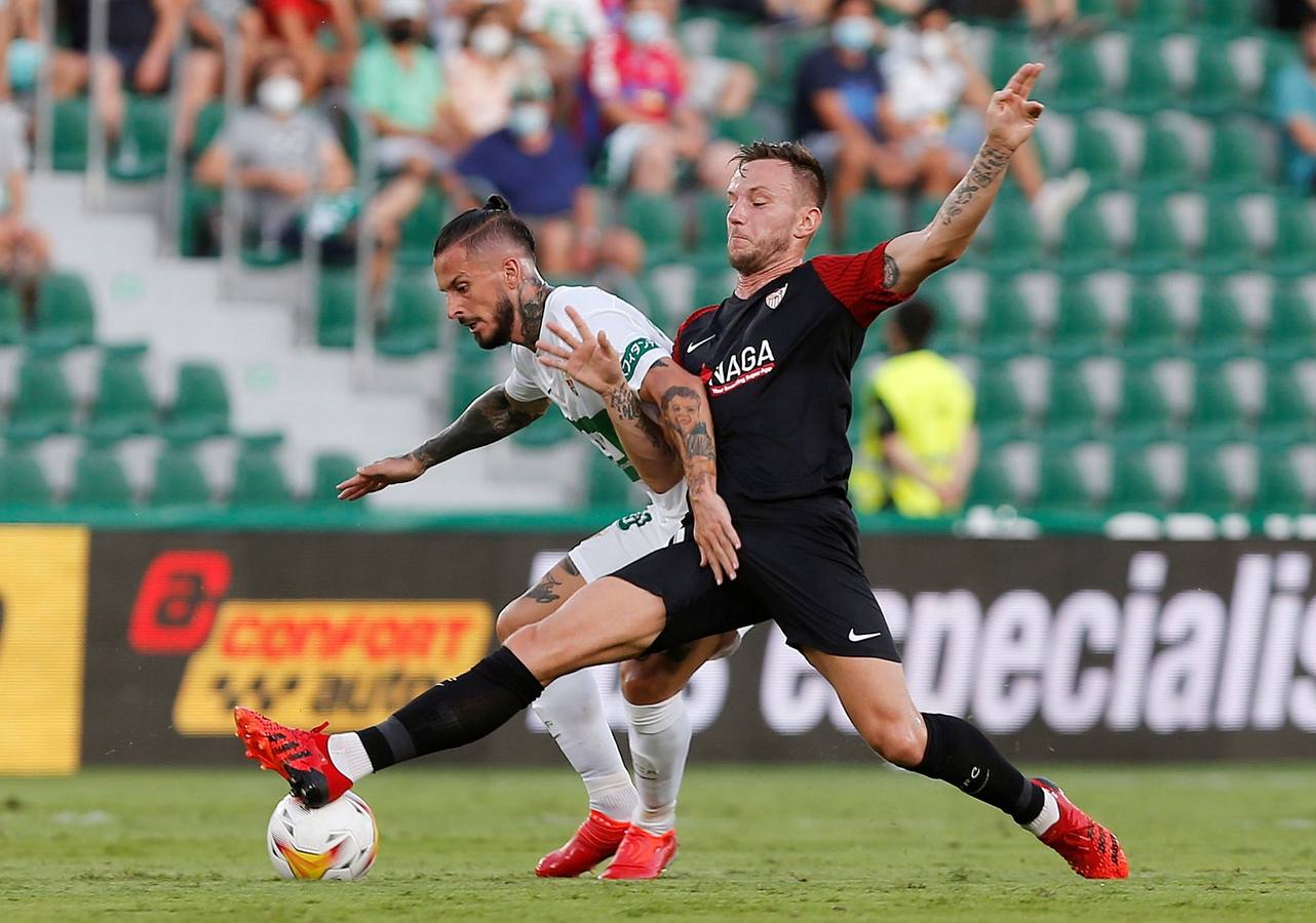 Partido entre el Elche y el Sevilla disputado en el Martínez Valero