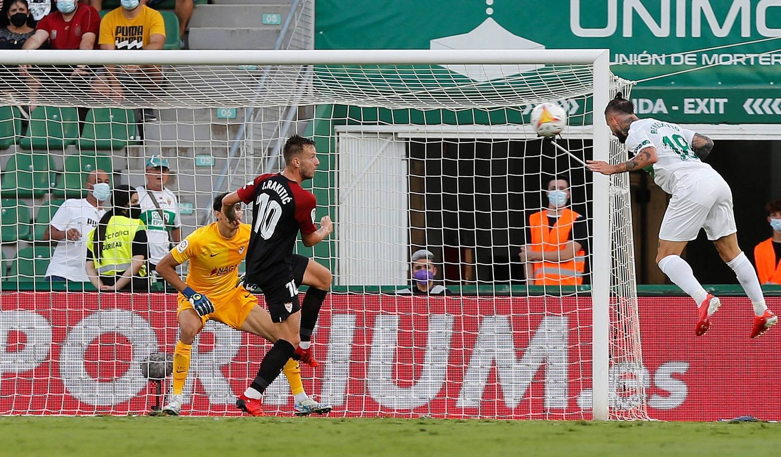 Partido entre el Elche y el Sevilla disputado en el Martínez Valero