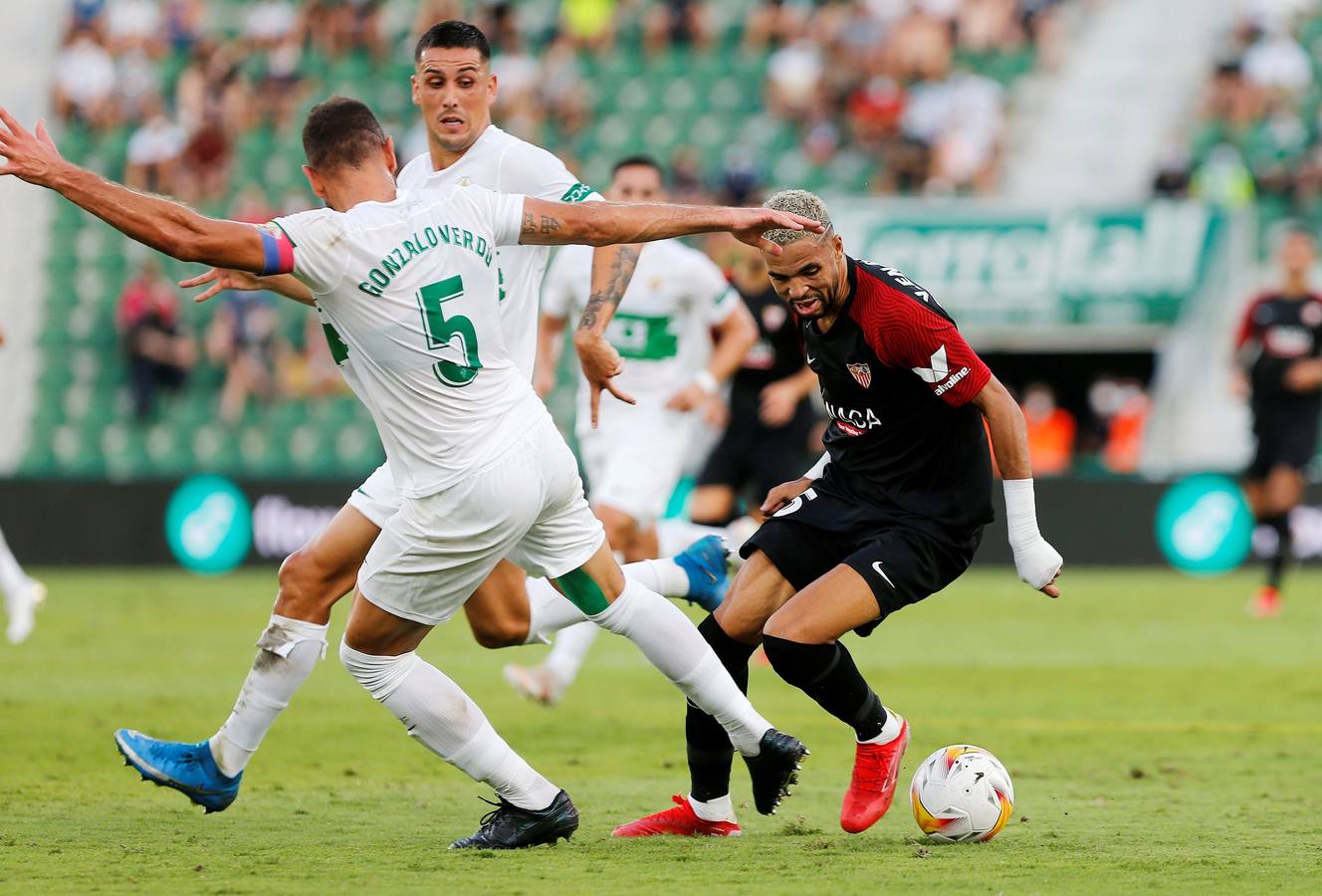 Partido entre el Elche y el Sevilla disputado en el Martínez Valero