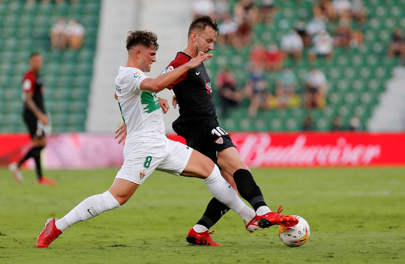 Partido entre el Elche y el Sevilla disputado en el Martínez Valero