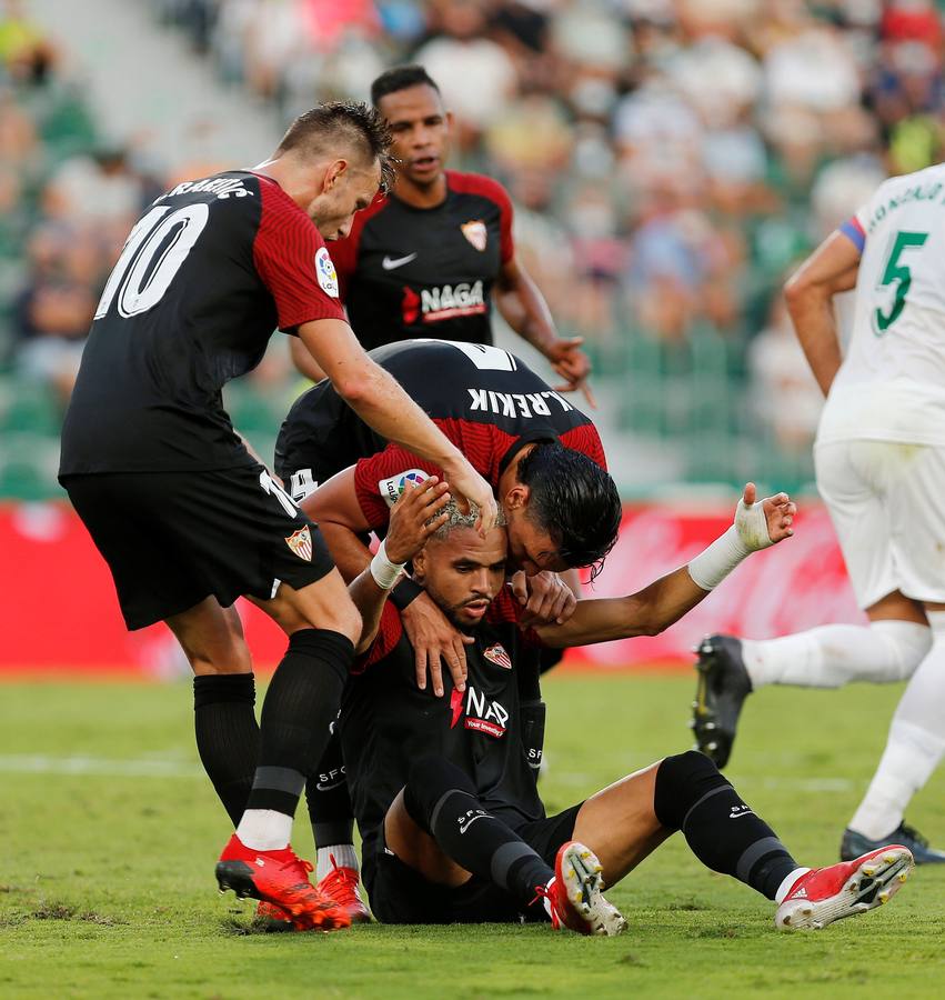 Partido entre el Elche y el Sevilla disputado en el Martínez Valero