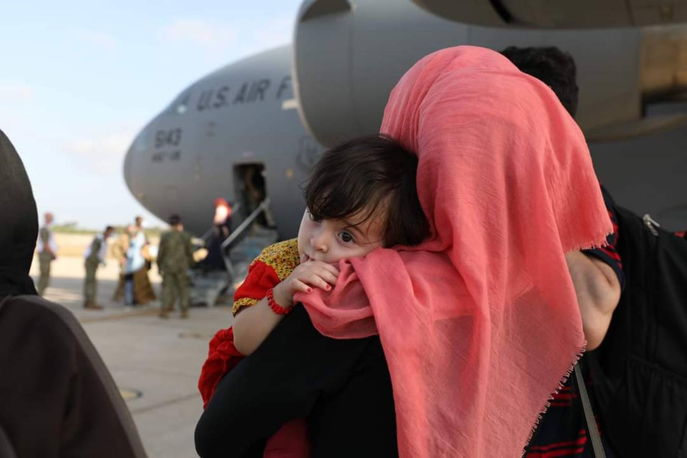 Fotos: Rota arropa a los refugiados afganos