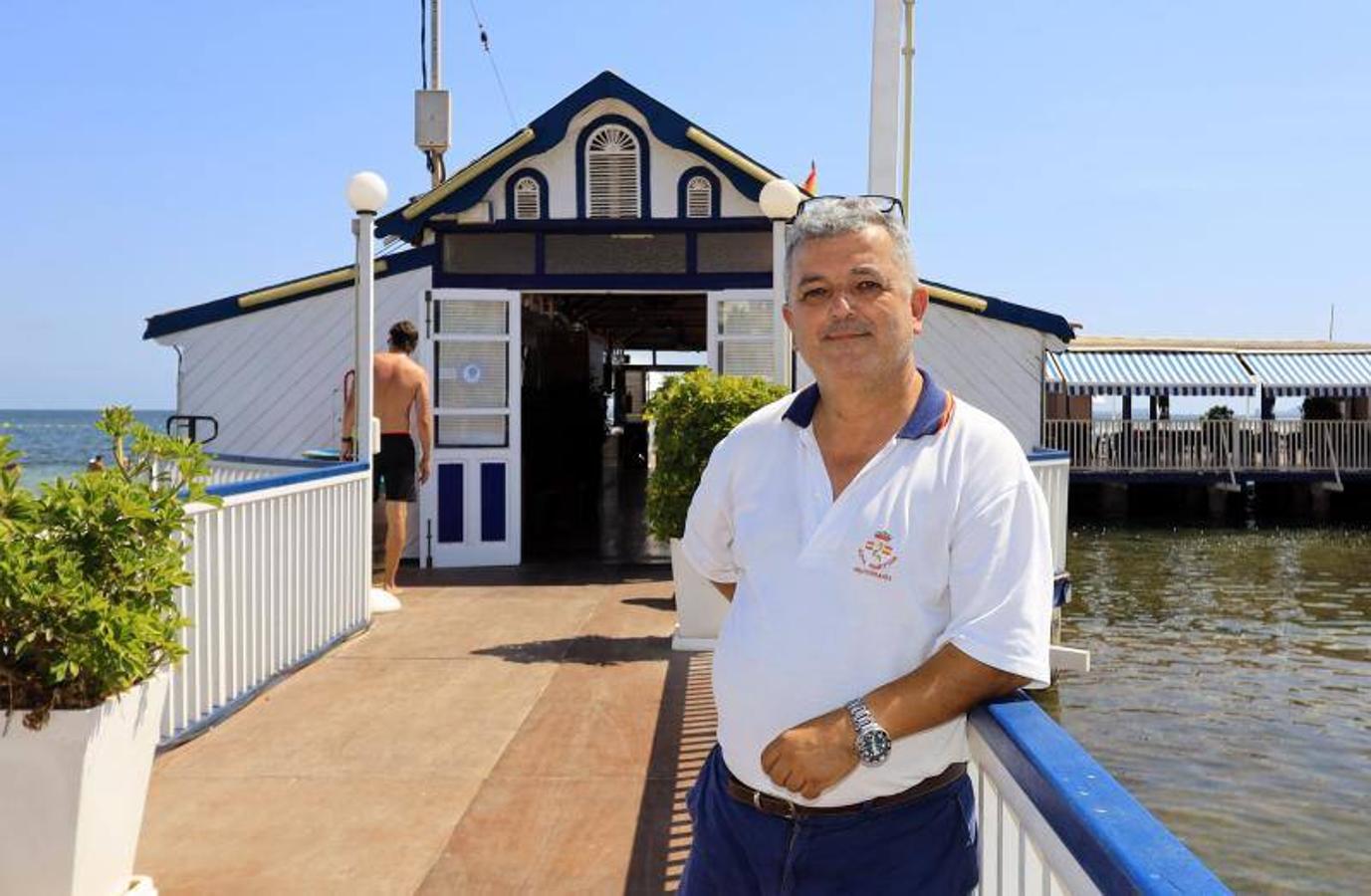 Victoriano Jiménez en el acceso al antiguo balneario del Hotel Balneario-La Encarnación hoy convertido en el Restaurante San Antonio. 