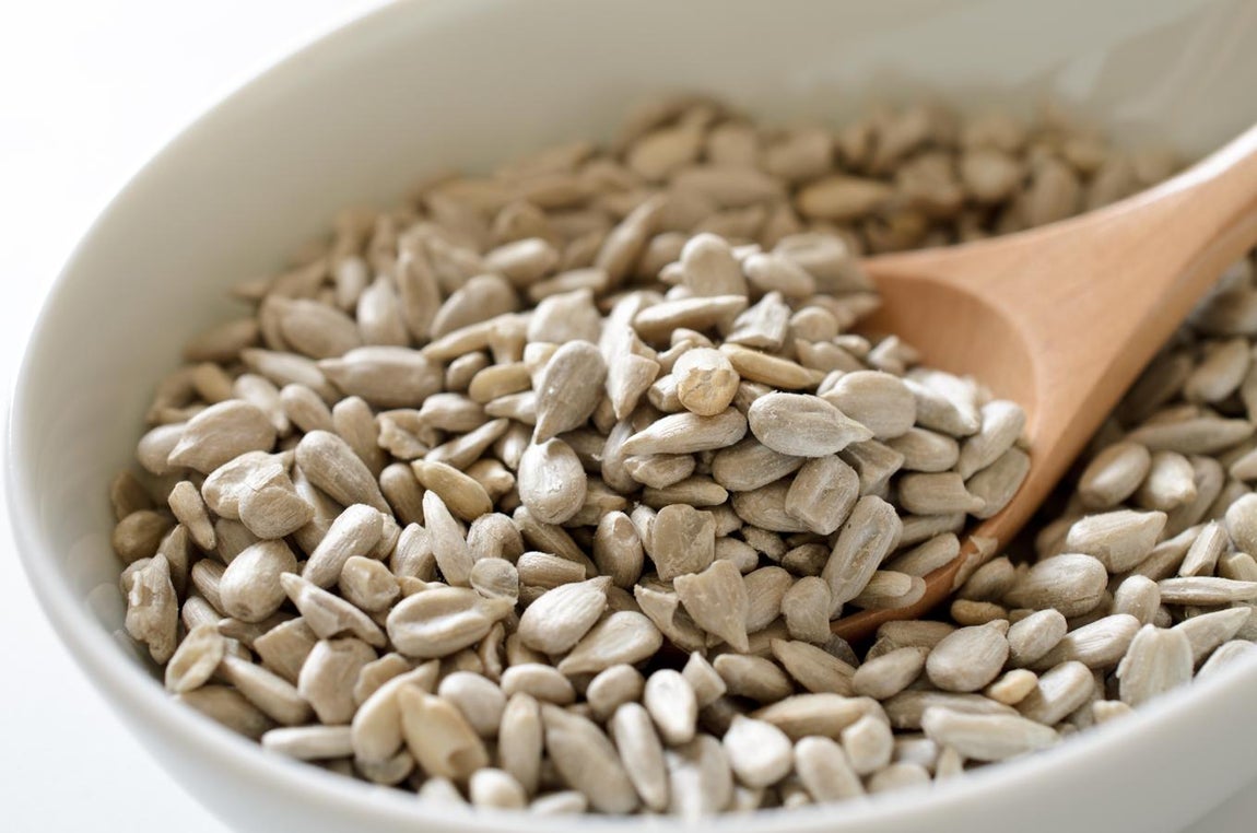 Pipas de girasol. Las <a href="https://www.abc.es/bienestar/alimentacion/abci-semillas-vida-como-introducirlas-dieta-y-aprovechar-beneficios-202008160126_noticia.html">pipas de girasol</a> nos ayudan a saciar el apetito entre comidas. Tienen numerosos beneficios, como su aporte de vitamina E, que nos ayuda a proteger de enfermedades al corazón o sus propiedades antioxidantes, que ayudan a prevenir el cáncer y el envejecimiento de la piel. También son altas en magnesio: según la Bedca, de cada 100 gramos, 390 miligramos lo son.