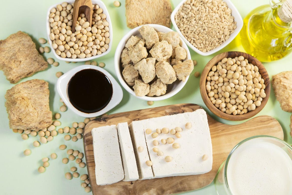 Soja. Aunque<a href="https://www.abc.es/bienestar/alimentacion/abci-soja-202003031016_noticia.html"> todas las variantes de la soja</a> son ricas en magnesio (además de ser uno de los alimentos más proteicos que podemos encontrar en el mercado, por cada 100 gramos, tiene 34 de proteína), la soja seca es la que más cantidad contiene. Por cada 100 gramos, según la Bedca, 250 miligramos son de magnesio.