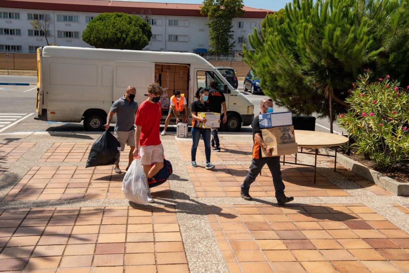 Las tiernas imágenes de los primeros días de los refugiados afganos en Rota