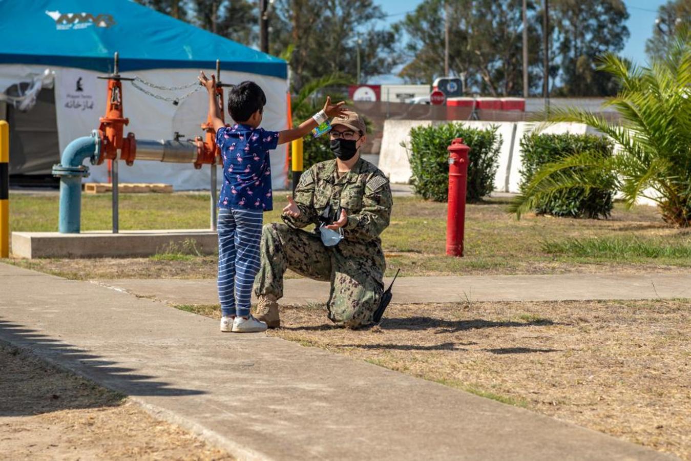 Las tiernas imágenes de los primeros días de los refugiados afganos en Rota