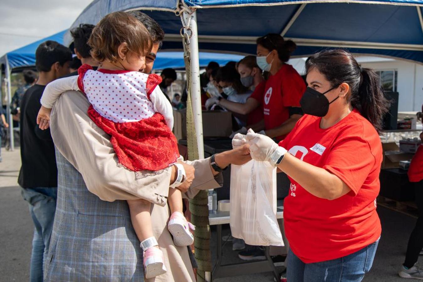 Las tiernas imágenes de los primeros días de los refugiados afganos en Rota