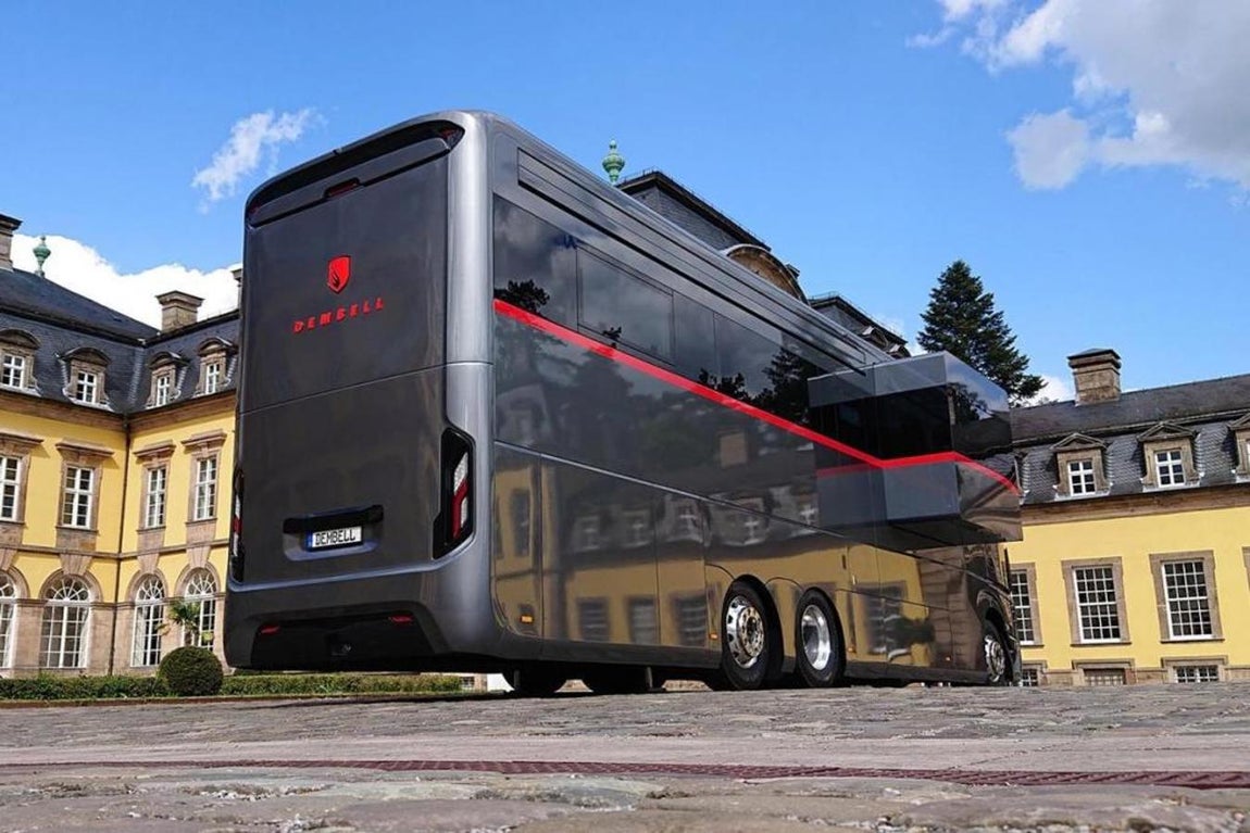 Dembell, la autocaravana inspirada en un yate. Con la pandemia los hábitos de ocio han cambiado, desde el modo de consumir contenido a ir de compras o viajar. En esto último, entre los millonarios lo que triunfan son los entornos que aseguran una mayor independencia y versatilidad como las islas privadas, yates y resorts de lujo. En el mundo del motor, las autocaravanas han experimentado un gran auge, con modelos que no tienen nada que envidiar a los mejores hoteles. El último ejemplo que está causando sensación es la Dembell Land Yacht, presentada a finales de agosto en el Caravan Salon de Düsseldorf.