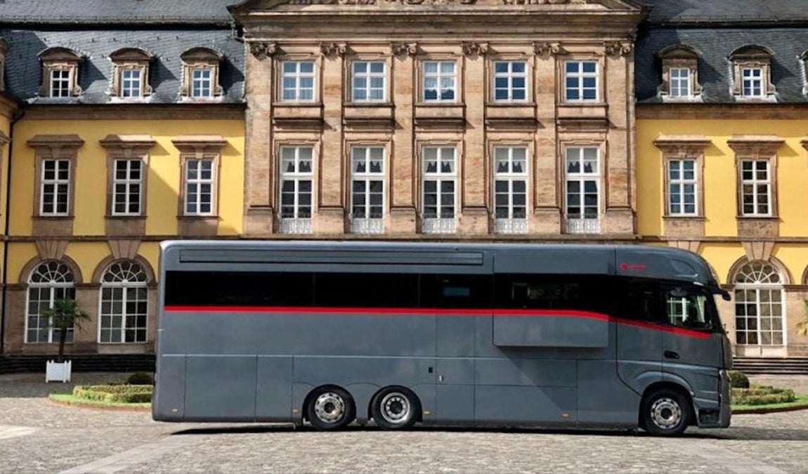 Dembell, la autocaravana inspirada en un yate. El diseño aúna lo mejor de los coches y los yates y para su elaboración cuenta con el chasis de Mercedes Benz mientras que para el interior la firma de diseño de yates Azsimut ha hecho el resto. Según explican en la web, tanto en el interior como el exterior han seguido unas líneas de diseño minimalistas con el objetivo de que no se vea tan aparatosa como otras autocaravanas de la competencia.