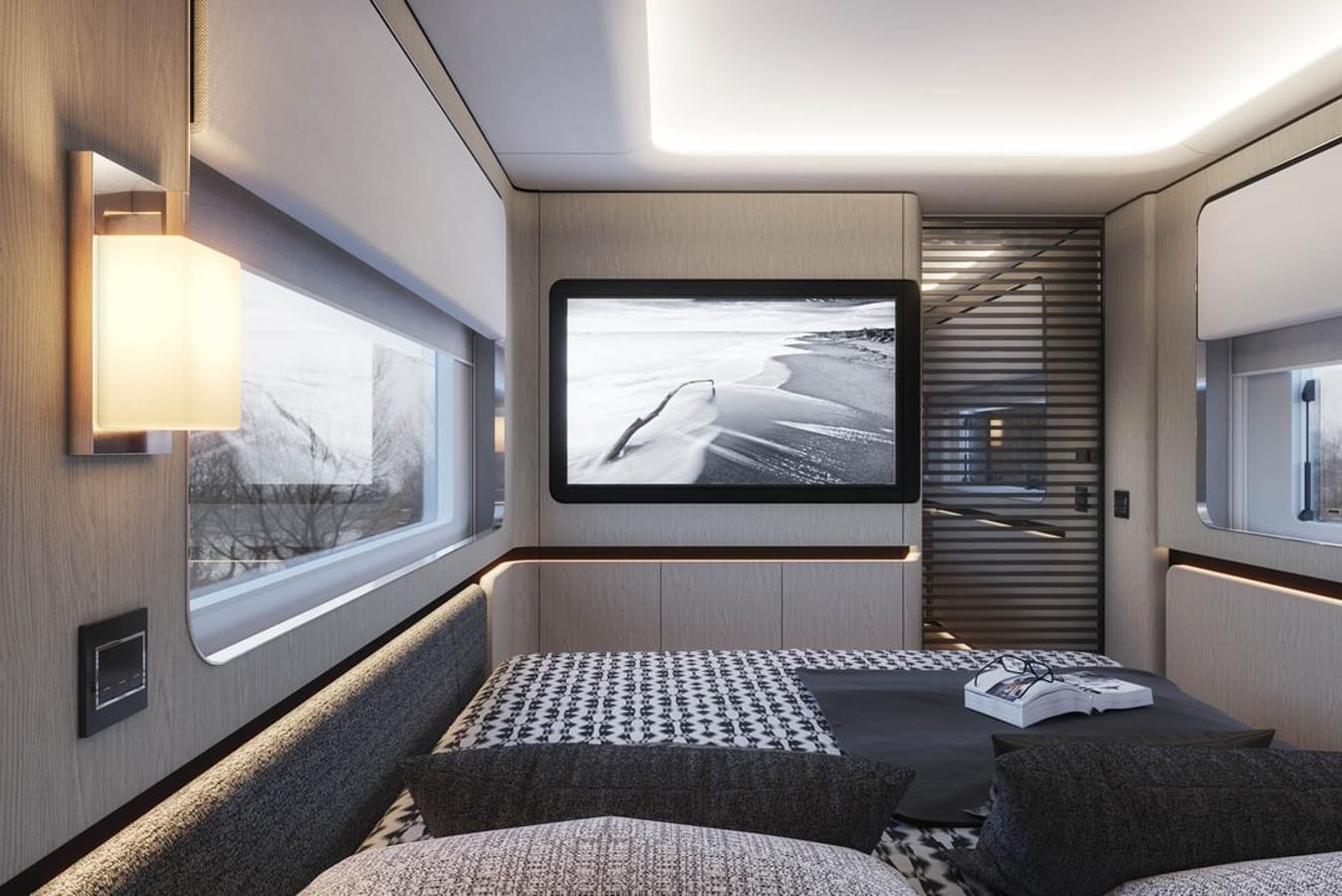 Dembell, la autocaravana inspirada en un yate. También tiene una televisión y un amplio armario además de cajones en la parte superior y los laterales que proporcionan gran almacenaje.