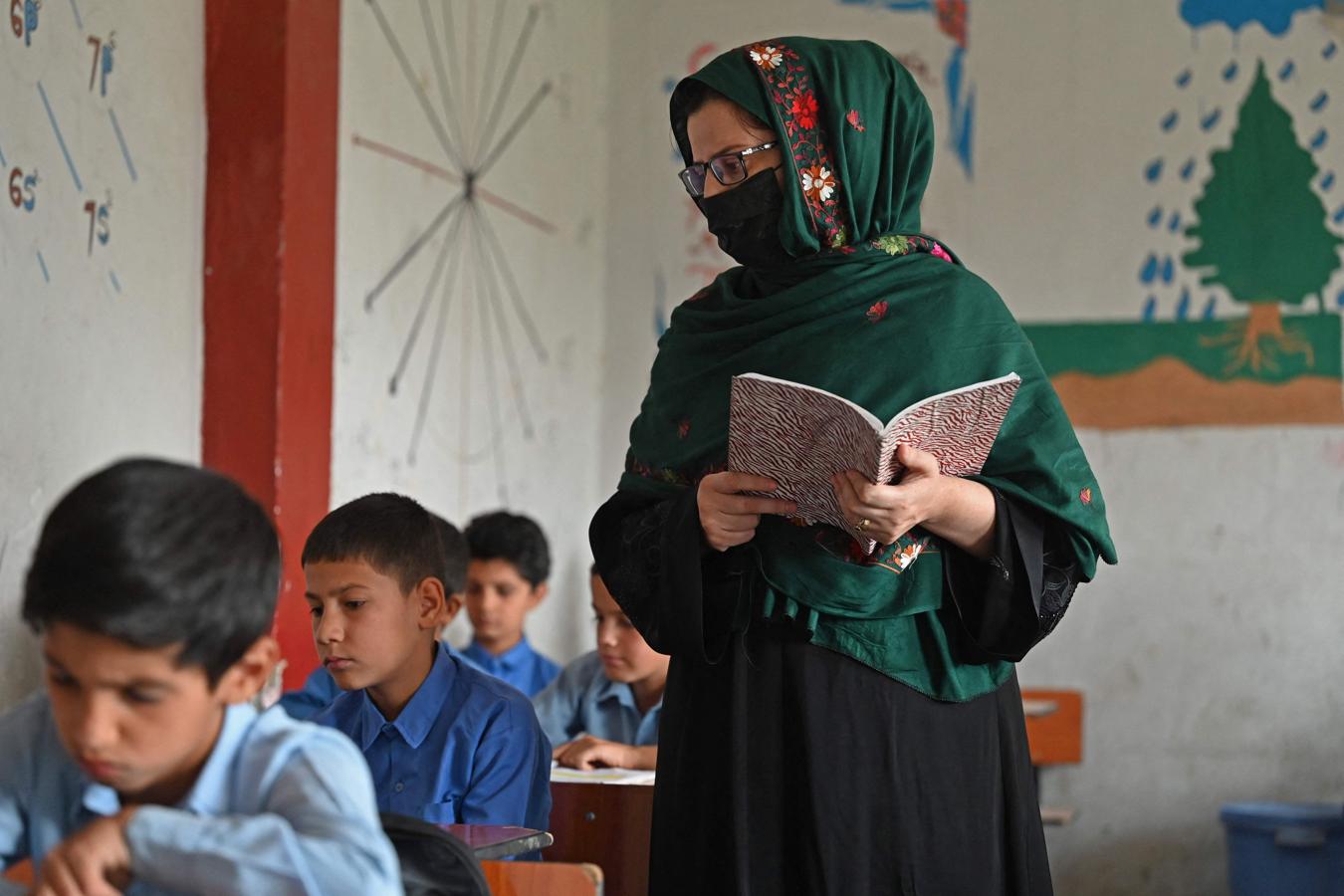 Una docente da clase en una escuela secundaria del gobierno en Kabul. 