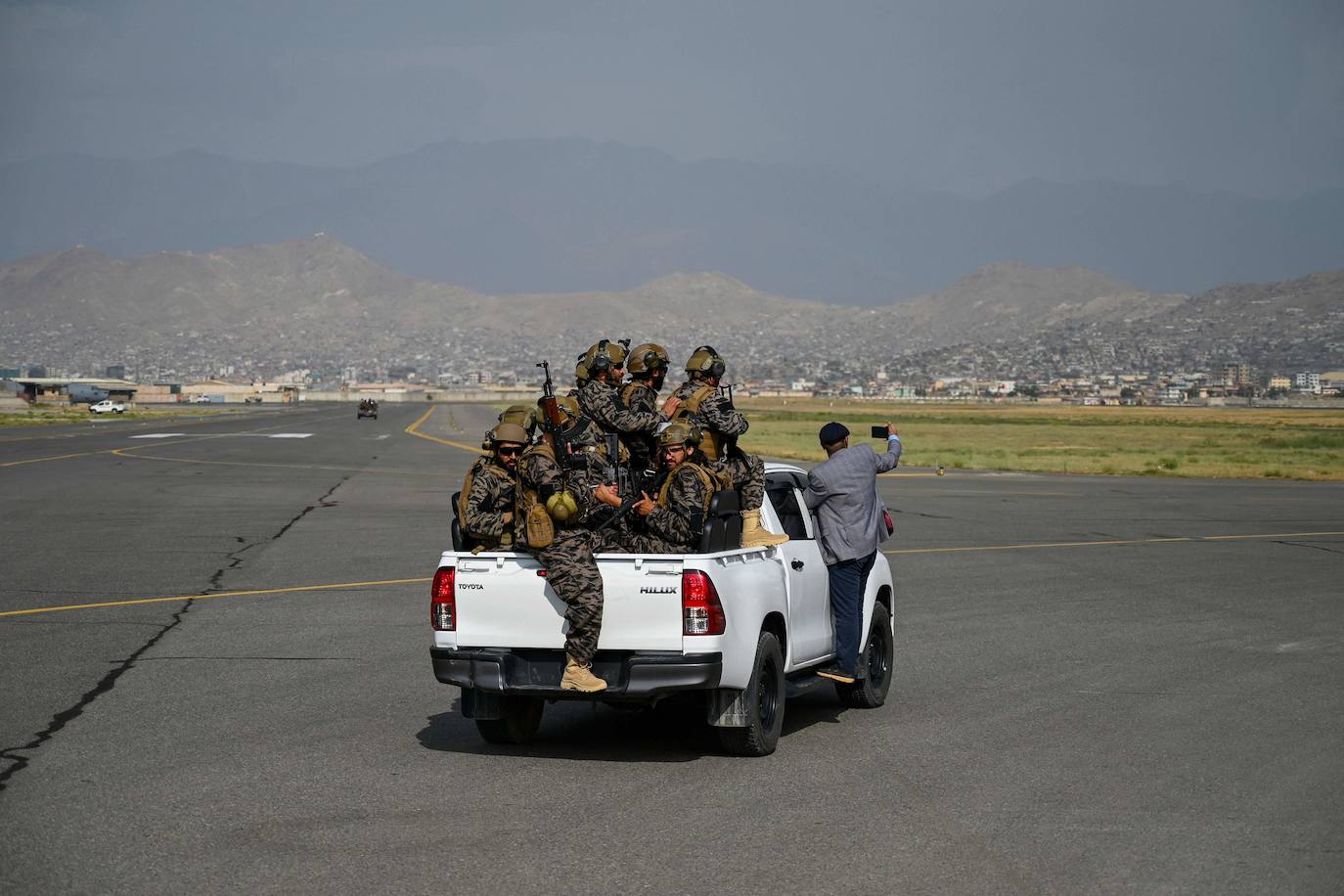 Anoche, tras la salida del último soldado norteamericano, los islamistas celebraron abriendo fuego al aire con sus armas, y compartieron en Twitter: «Los invasores han huido de Kabul». 