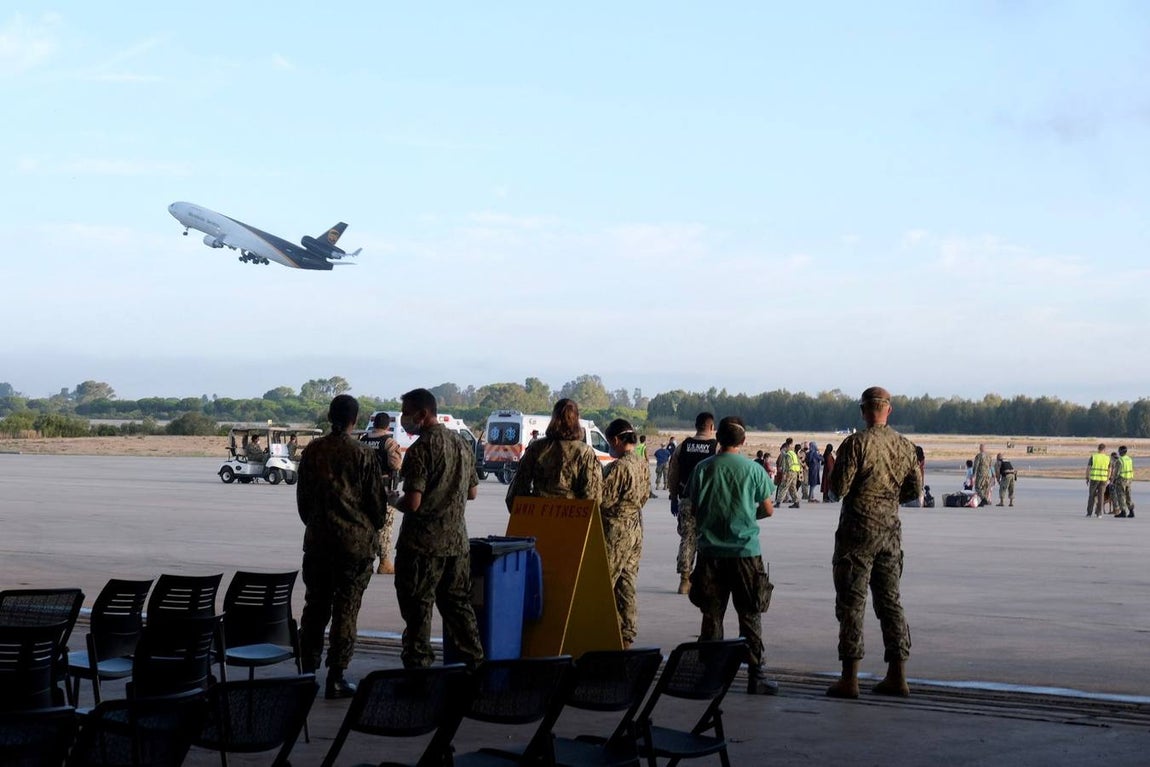 Fotos: Llega el sexto avión a Rota con refugiados procedentes de Afganistán